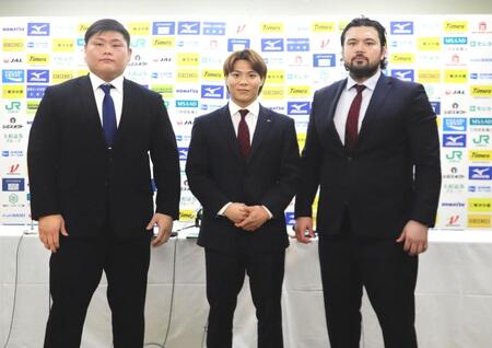 　前日会見に臨んだ（左から）中野寛太、阿部一二三、ウルフ・アロン