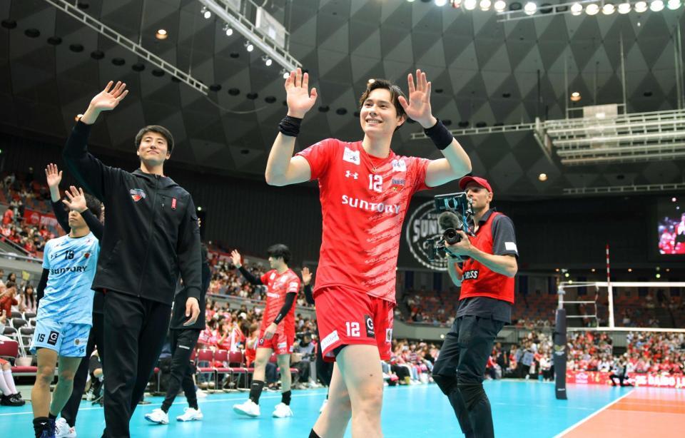 　決勝進出を決め、スタンドのファンにあいさつをするサントリー・高橋藍（撮影・坂部計介）