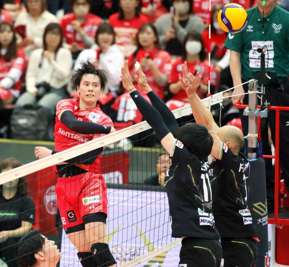 　第１セット、高橋藍のスパイクが決まる