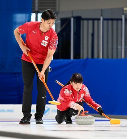 　１次リーグのオーストラリア戦でプレーする松村千秋（右）、谷田康真組＝フレデリクトン（共同）