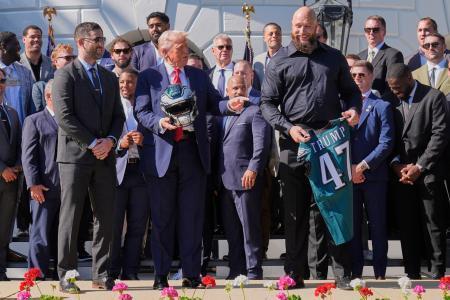 　２８日、ホワイトハウスにトランプ大統領を訪問したイーグルスの選手ら（ＡＰ＝共同）