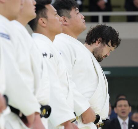 　開会式に臨むウルフ・アロン（右端）＝撮影・吉澤敬太