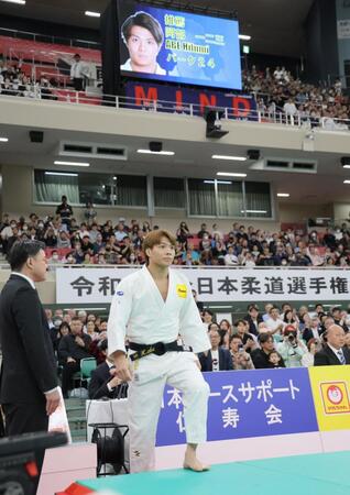 　全日本柔道選手権が行われる畳に上がる阿部一二三（撮影・吉澤敬太）