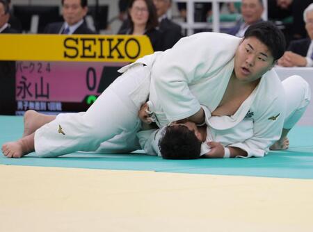 　払腰で入来巨助（上）に１本負けした永山竜樹（撮影・吉澤敬太）