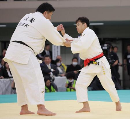 　果敢に入来巨助（左）に挑む永山竜樹（撮影・吉澤敬太）