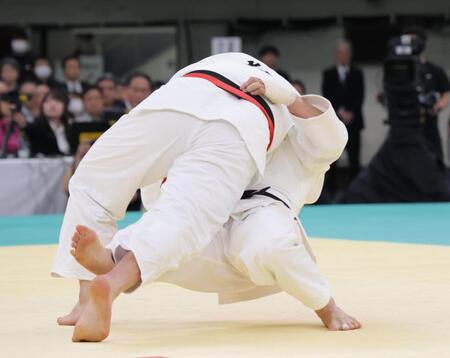 　鈴木太陽（左）に大内返しで１本負けを喫する阿部一二三（撮影・吉澤敬太）