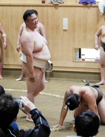 　ぶつかりで胸を出し、古田に稽古をつける二所ノ関親方