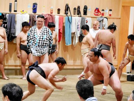 　中学生が１５人も参加した稽古に視線を向ける二所ノ関親方