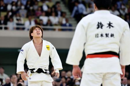 　２回戦で鈴木太陽（右）に一本負けした阿部一二三＝日本武道館