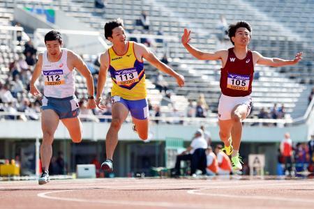 　男子１００メートル決勝　１０秒１２で優勝した井上直紀（右）。左は３位の桐生祥秀＝ホットスタッフフィールド広島
