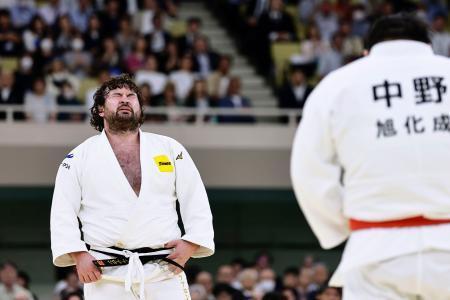 　３回戦で中野寛太（右）に敗れたウルフ・アロン＝日本武道館