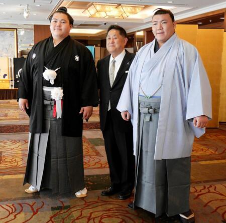 　埼玉栄の山田道紀監督（中央）と撮影に応じる王鵬（左）と夢道鵬