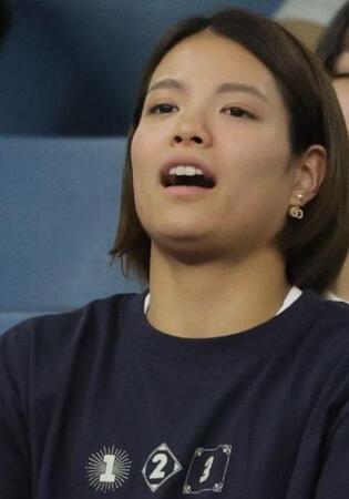 　スタンドから兄・一二三に声援を送る阿部詩（中央）＝撮影・吉澤敬太