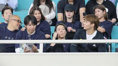 　試合を終えた阿部一二三（右端）と話す小野伸二氏（左端）と小林陵侑（中央右）＝撮影・吉澤敬太