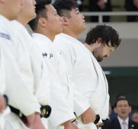 　開会式に臨むウルフ・アロン（右端）＝撮影・吉澤敬太