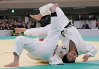 　１回戦で技ありを奪うウルフ・アロン（左）＝撮影・吉澤敬太