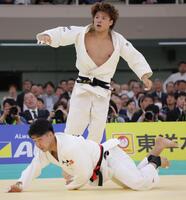 　１回戦で１本勝ちした阿部一二三（上）＝撮影・吉澤敬太