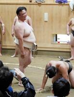 　ぶつかりで胸を出し、古田に稽古をつける二所ノ関親方