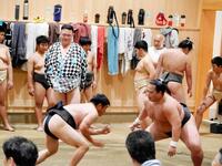 　中学生が１５人も参加した稽古に視線を向ける二所ノ関親方