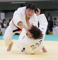 　中野寛太（上）に小内刈で有効を奪われるウルフ・アロン（撮影・吉澤敬太）