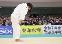 　３回戦で敗れ、礼をするウルフ・アロン（撮影・吉澤敬太）