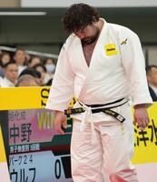 　３回戦で中野寛太に敗れ、肩を落とすウルフ・アロン（撮影・吉澤敬太）