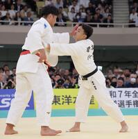 　果敢に木元拓人（左）に挑む橋本壮市（撮影・吉澤敬太）