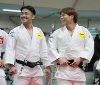 　開会式前に笑顔を見せる阿部一二三（右）と橋本壮市（撮影・吉澤敬太）