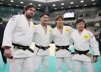 　大会後、パリ五輪組で記念撮影する（左から）ウルフ・アロン、橋本壮市、阿部一二三、永山竜樹（撮影・吉澤敬太）