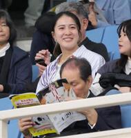 　観戦する大橋悠依（撮影・吉澤敬太）