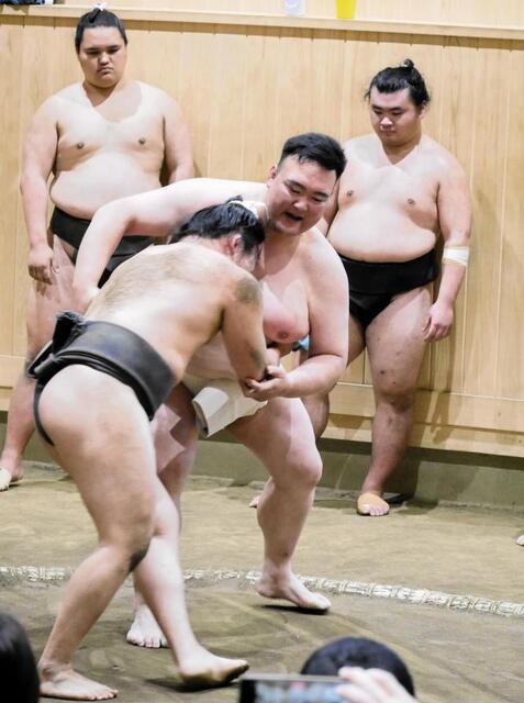 元横綱稀勢の里、二所ノ関親方が胸を出し稽古つける 大の里綱とりも