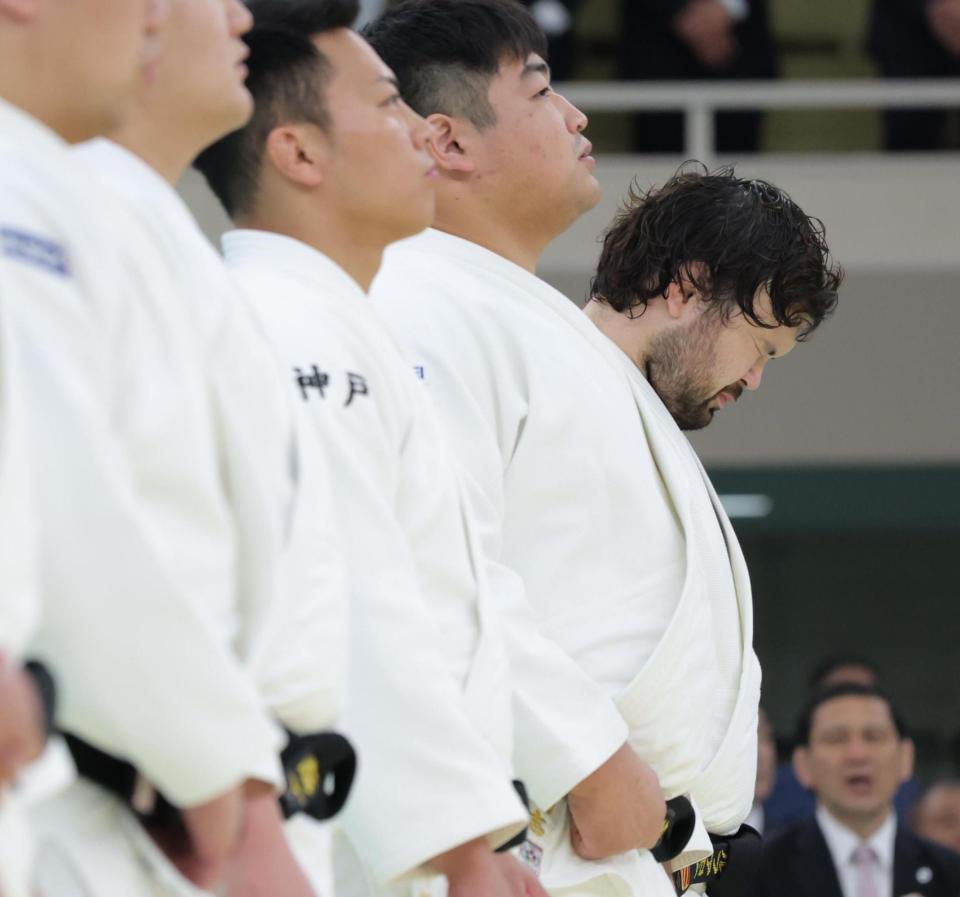 　開会式に臨むウルフ・アロン（右端）＝撮影・吉澤敬太