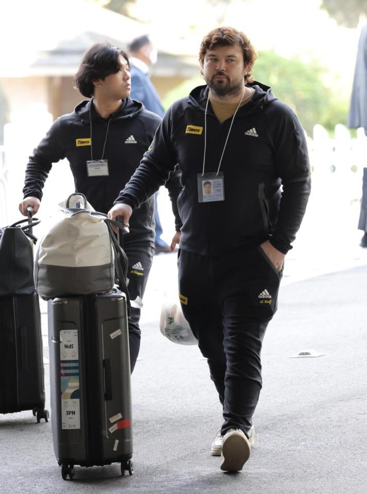 　会場入りするウルフ・アロン