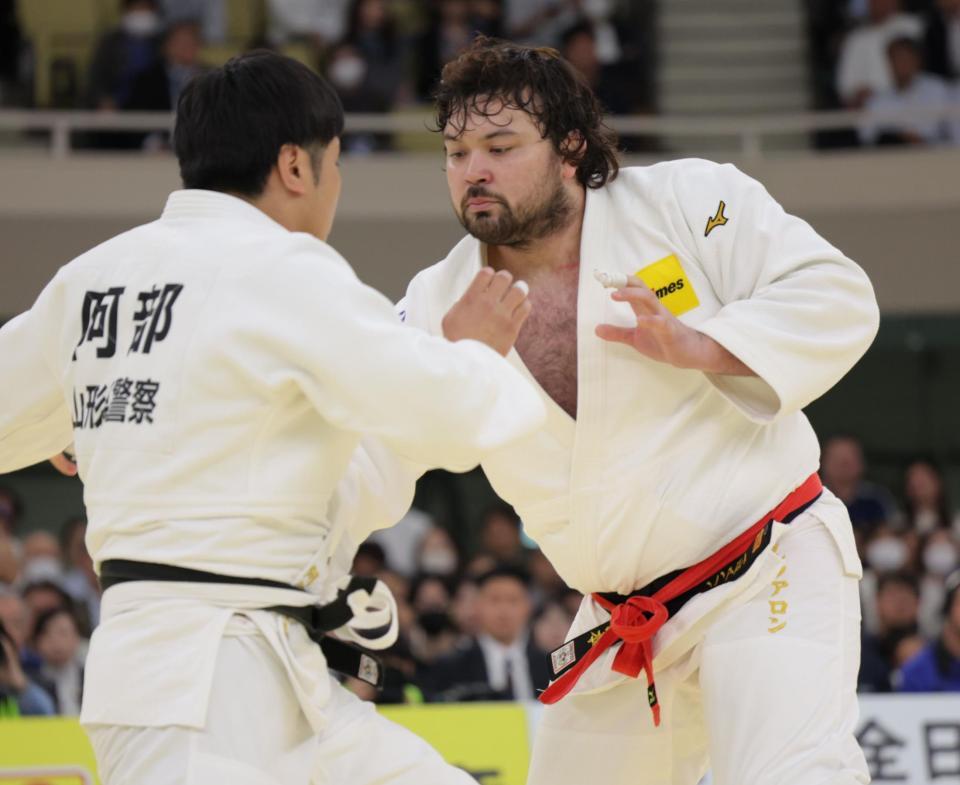 　１回戦を突破したウルフ・アロン（右）＝撮影・吉澤敬太