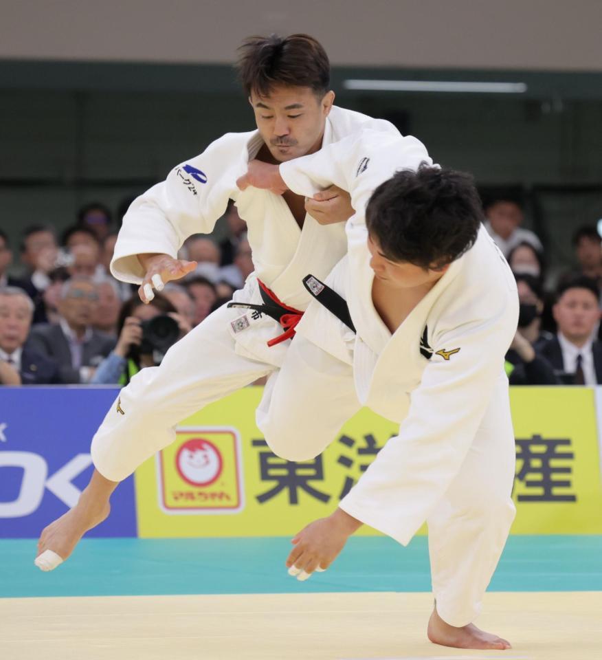 　１回戦を戦う橋本壮市（左）＝撮影・吉澤敬太