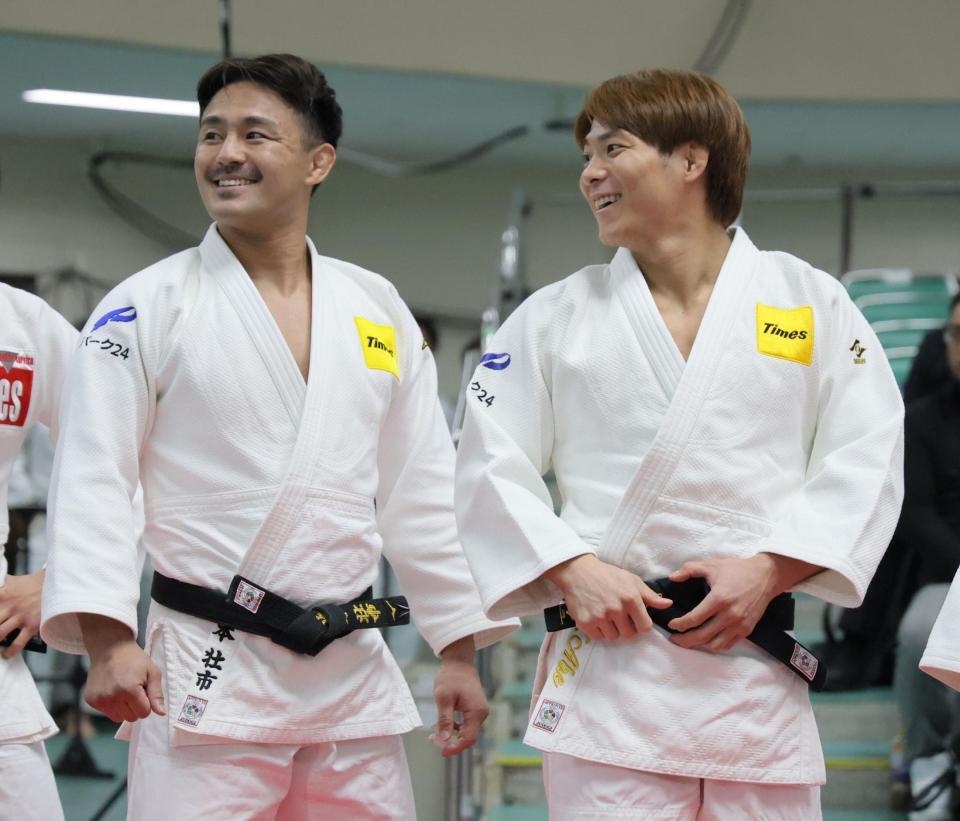 　開会式前に笑顔を見せる阿部一二三（右）と橋本壮市（撮影・吉澤敬太）