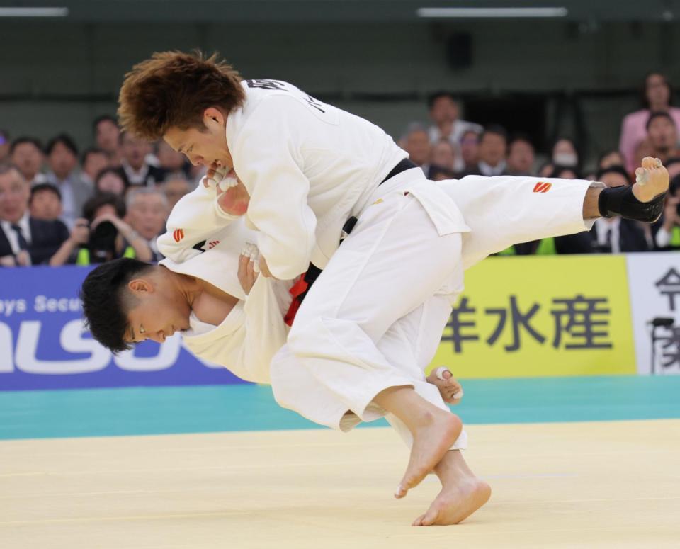 　背負い投げで１本勝ちを収める阿部一二三（手前）＝撮影・吉澤敬太