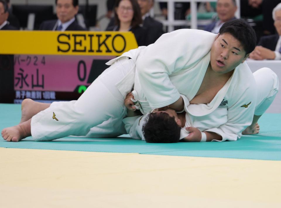 　払腰で入来巨助（上）に１本負けした永山竜樹（撮影・吉澤敬太）