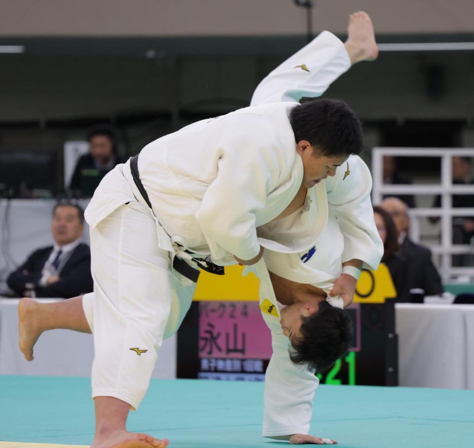 １回戦で入来巨助（左）に１本負けする永山竜樹＝日本武道館（撮影・吉澤敬太）