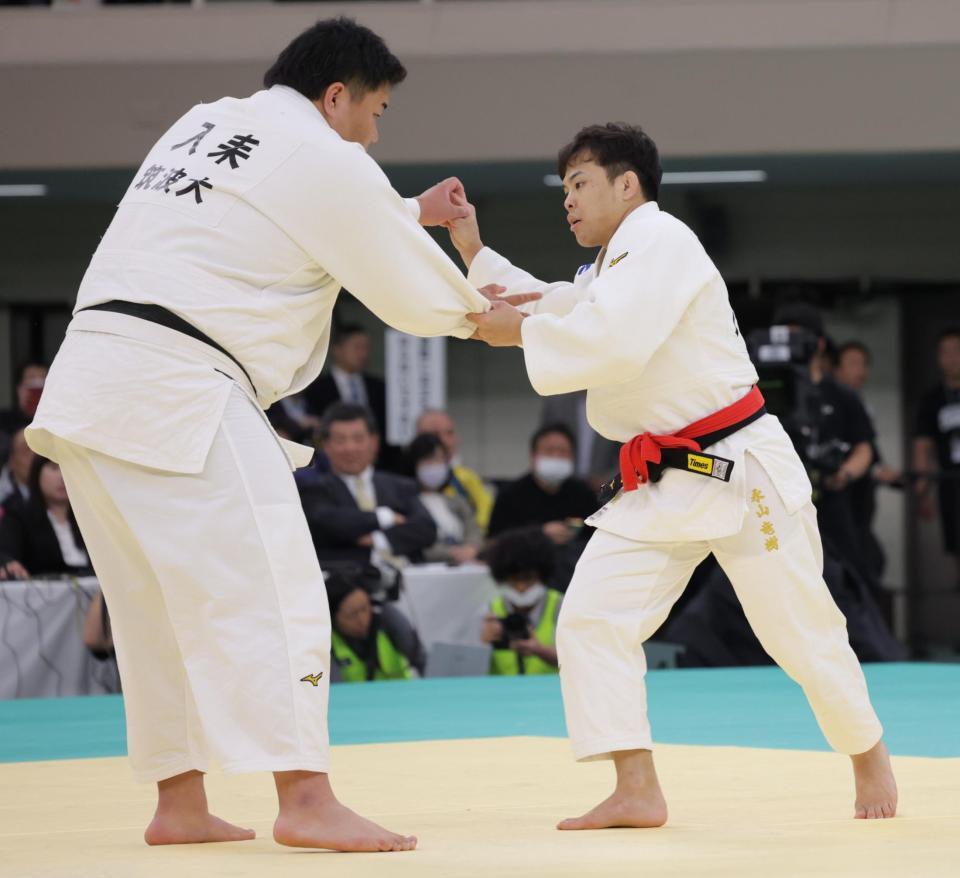 　果敢に入来巨助（左）に挑む永山竜樹（撮影・吉澤敬太）