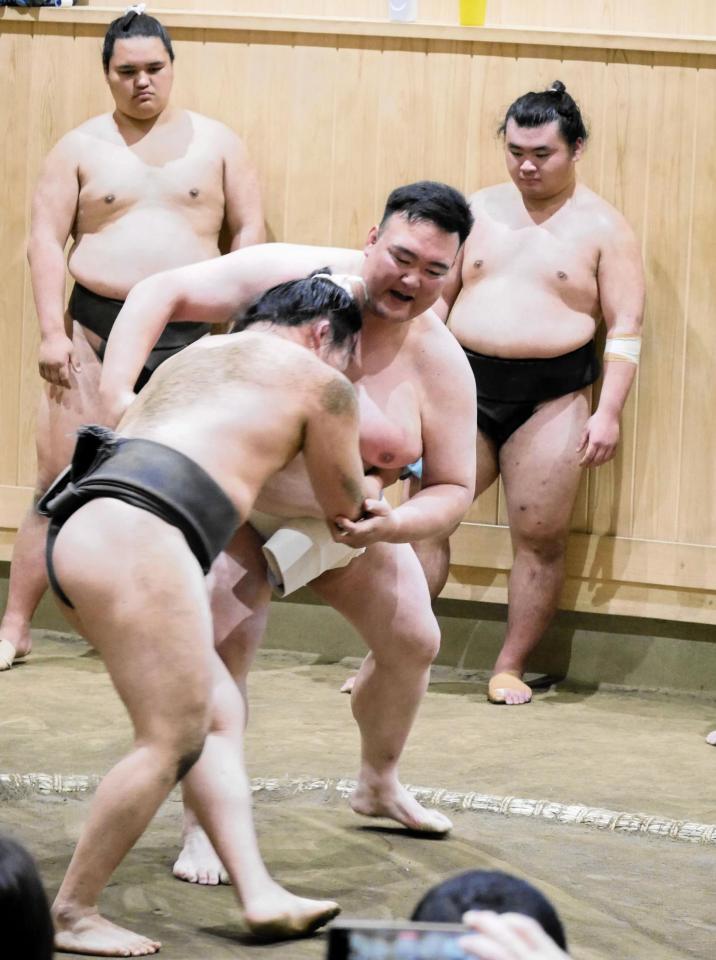 　ぶつかりで古田に胸を出す二所ノ関親方