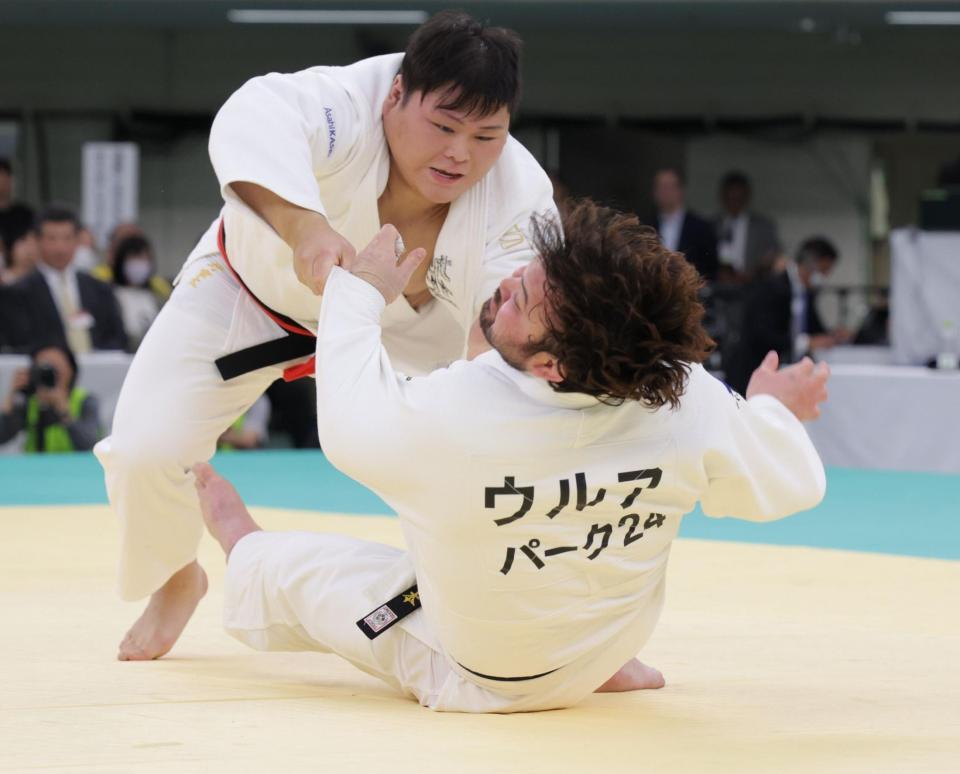 　中野寛太（上）に小内刈で有効を奪われるウルフ・アロン（撮影・吉澤敬太）