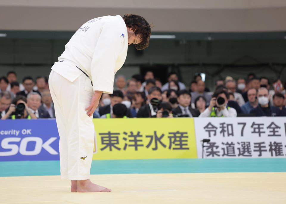 　３回戦で敗れ、礼をするウルフ・アロン（撮影・吉澤敬太）