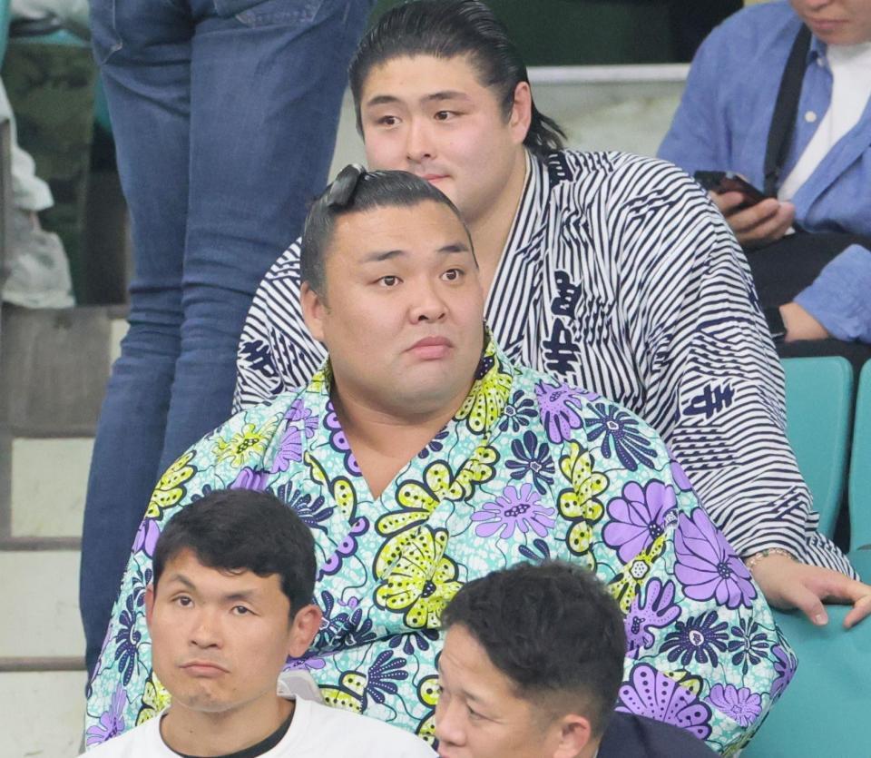 　観戦する霧島（中央）＝撮影・吉澤敬太