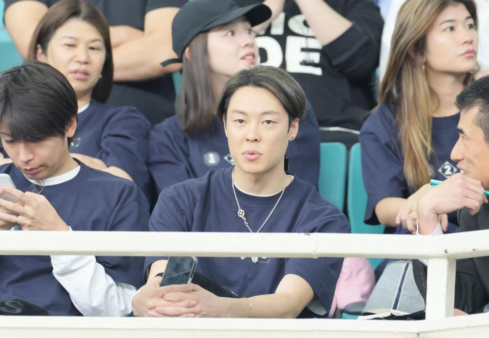 　観戦する小林陵侑（中央）＝撮影・吉澤敬太