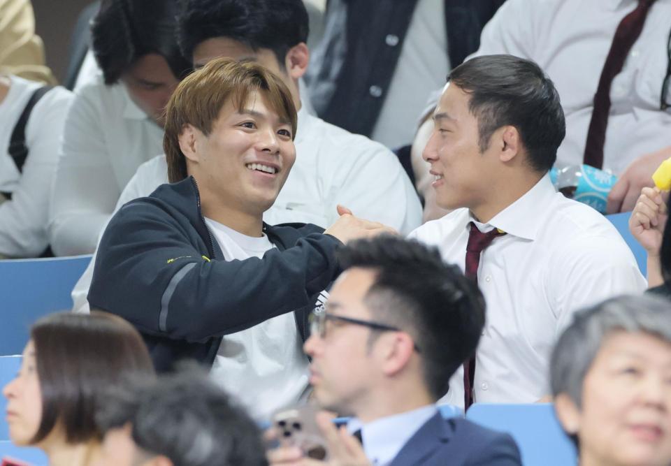 　試合後、高藤直寿（右）と笑顔で話す阿部一二三（撮影・吉澤敬太）