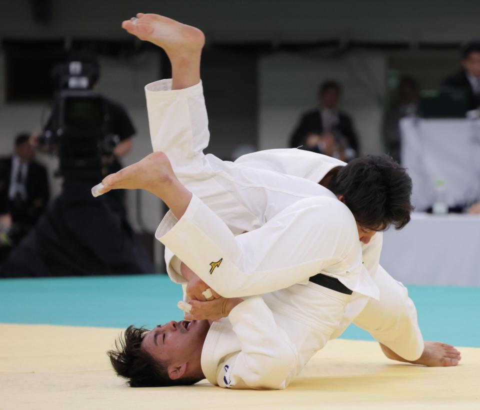 　木元拓人（奥）に押さえ込みにかかられる橋本壮市（撮影・吉澤敬太）