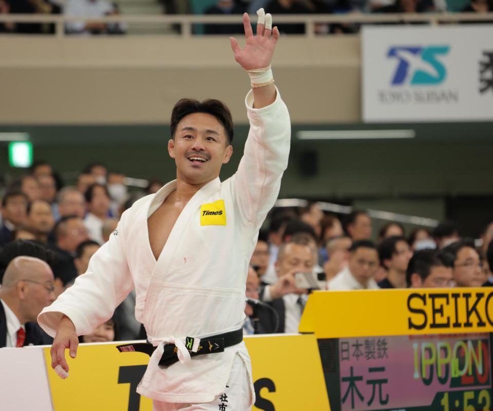 　３回戦で敗退するも、畳を下りた後に笑顔を見せる橋本壮市（撮影・吉澤敬太）