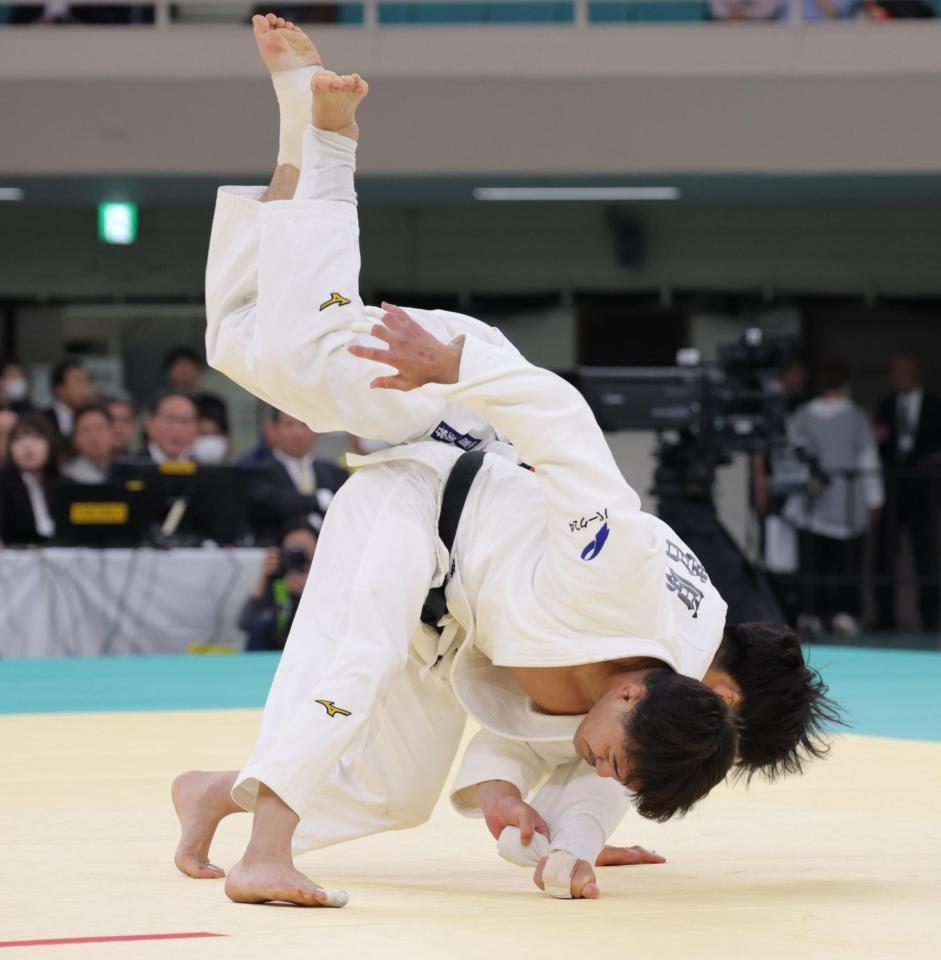 　２回戦を戦う橋本壮市（下）＝撮影・吉澤敬太