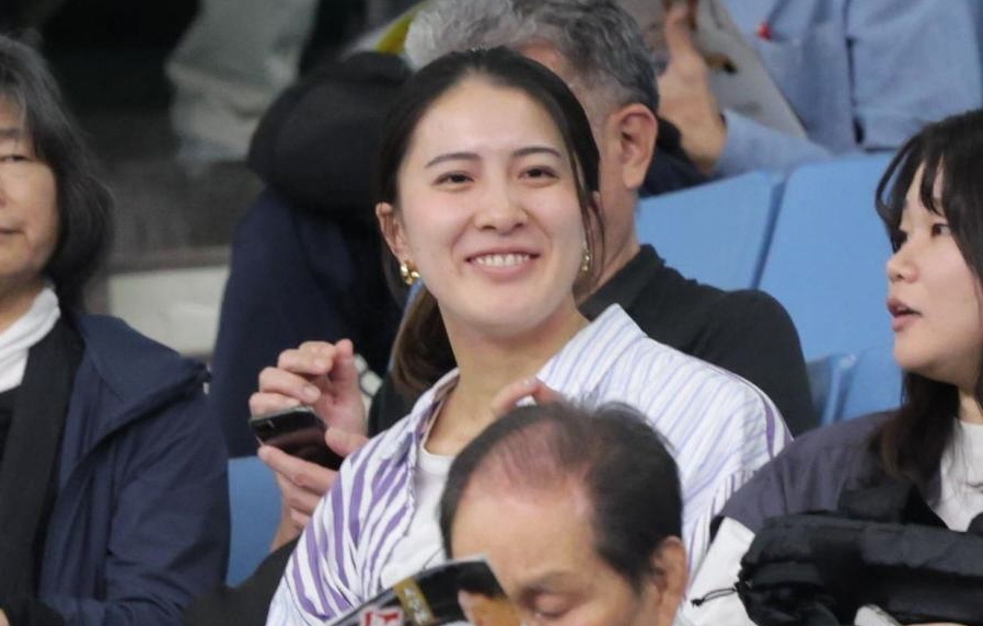 　観戦する大橋悠依（撮影・吉澤敬太）